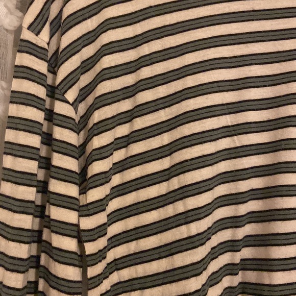 FOREVER 21 | woman’s t-shirt - Picture 2 of 4